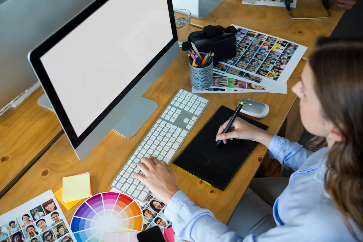 Las funciones de un diseñador gráfico certificado en una universidad