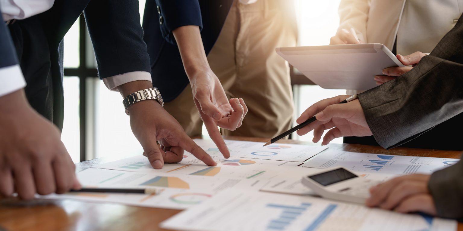 Minimalismo y maximalismo: claves para destacar en diseño gráfico profesional