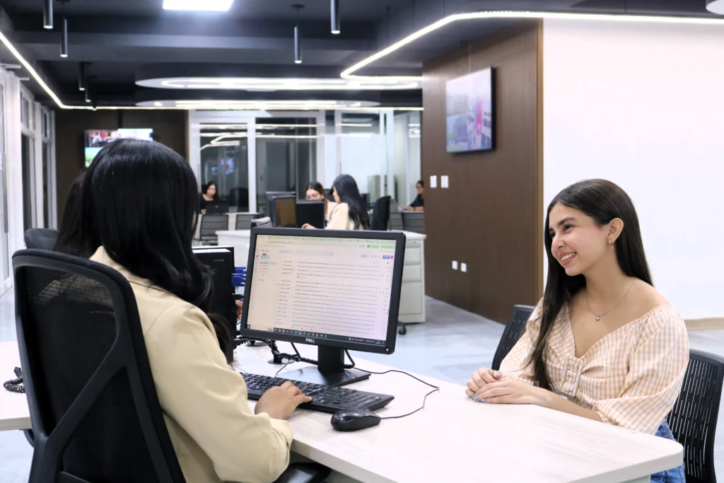 Estudiante de USAP recibe apoyo personalizado en el área de Experiencia Estudiantil durante una atención en oficina.
